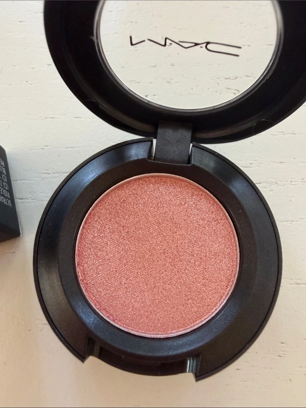 MAC Cosmetics Gleam Powder Eyeshadow - Shimmery Peach